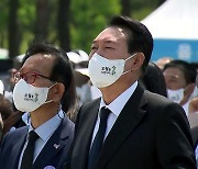 尹, 유족 손잡고 '임을 위한 행진곡'..보수 첫 대통령