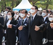 '임을 위한 행진곡' 제창한 尹 대통령..'종북 논쟁' 끝낼까