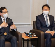 이창양 신임장관 만난 최태원 "산업·에너지정책 민관협력 필요"