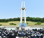 여야 의원 200여명 광주 총출동 '호남 구애'