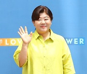 [포토] 이정은, 수줍은 손인사