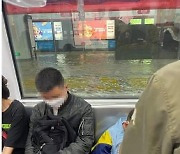 中 항저우 지하철역 천장서 물 쏟아져..호숫물 유입 '물바다'