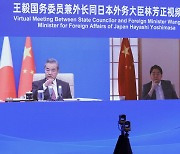 중국 외교부장, 일본 외무상에 "미국에 이용당하지 말고 신중하라" 경고