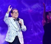Song Hae, veteran presenter of 'National Singing Contest,' mulls retirement from show