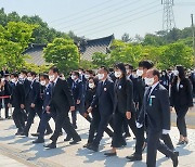 '오월 광주'도 국민의힘 반겼다..단체 참석에 시민들 활짝[현장+]