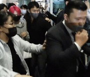 [영상] "명백한 폭행"vs "사생이 팬?".. 엔하이픈 경호 '갑론을박'