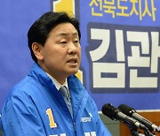 '질의 응답하는 김관영 더불어민주당 전북도지사 후보'