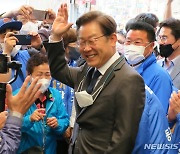 인천 현대시장 찾은 이재명 후보