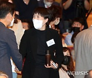 참석자와 인사하는 김은혜 후보