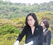 김현숙 여가부 장관, 현충원 참배