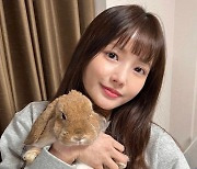 '은퇴설' 하연수, 토끼와 행복한 일상 공개..변함없는 미모