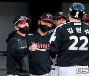 '1위 추격' 류지현 감독, "김현수 3점 홈런으로 주도권 가져왔다" [수원 톡톡]