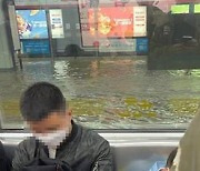 중국 항저우 지하철역에 인근 호숫물 유입..침수 사고