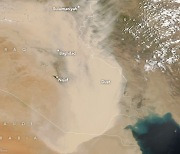 [지구를 보다] 뿌연 먼지로 가득..우주에서 본 이라크 덮친 모래목풍