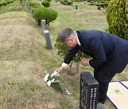 文, 바이든 만나고 盧 추모식도 참석.. 퇴임 2주만에 정치 전면에