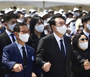 [사진] 尹, 5·18 유족과 '임을 위한 행진곡' 제창