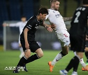 목전에서 놓친 승리..최하위 성남, 수원 FC와 2-2 무승부[스경X라이브]