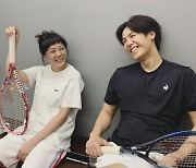 '테니스 코치와 열애설' 고은아, 친동생 미르와 '다정' [리포트:컷]