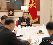 북한 김정은 "방역초기 위기대응 미숙"..정치국 상무위 주재