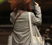 '우산 대신 신문으로'