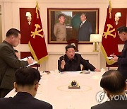 북한 김정은, '방역초기 위기대응 미숙'..정치국 상무위 주재