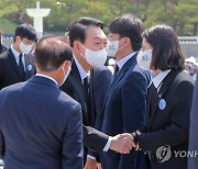 박지현 비대위원장과 악수하는 윤석열 대통령