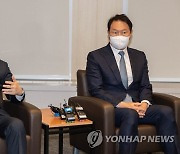 최태원 상의 회장 만난 이창양 산업장관, "기업규제 개혁 추진"(종합)