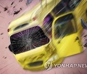 군인 태운 미니버스와 크레인 차량 충돌..6명 경상