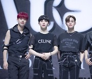 기자 간담회서 포즈 취하는 AB6IX