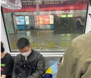 중국 항저우 지하철역, 인근 호숫물 흘러 들어와 물바다