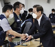 [포토]한국지엠 노조원들과 인사 나누는 이재명