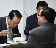 尹대통령, 취임 후 첫 외식은 '5000원 잔치국수'