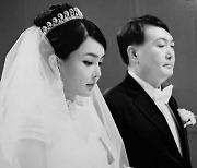 윤 대통령-김 여사 결혼식 사진 화제.."오드리햅번인줄"