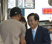 시민들과 인사나누는 김동연 후보