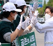 운동원들과 인사 나누는 조희연 후보