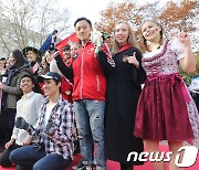 고려대 '외국인학생 축제' 3년만에 개최..전통의상 패션쇼도