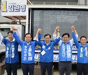 손 맞잡고 승리 다짐하는 민주당 전북지역 출마자들