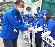 선거 운동원들과 악수하는 장세용 구미시장 후보