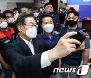 이재명 후보, 한국지엠 노조원들과 함께 찰칵