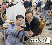 한국지엠 부평공장서 기념사진 찍는 이재명 후보