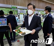 한국지엠 부평공장 구내식당 이용하는 이재명 후보