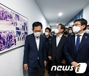 한국지엠 노조 활동 사진 바라보는 이재명 후보