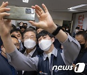 이재명·박남춘 후보 '전국금속노조 한국지엠지부서 기념셀카'