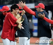 [포토] 서재응 코치, 양현종 150승 축하한다!