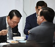 尹, 취임 후 첫 외식 포착.. 참모들과 5000원 잔치국수로 점심
