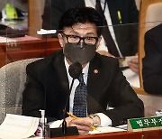 민주 "정치검사 출세".. 한동훈 "지난 3년이 가장 심해"