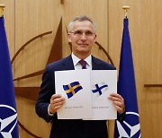 스웨덴·핀란드, 나토 가입신청..러 "실질적 결과 따라 대응"