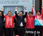 [포토]국민의힘 희망 인천 출정식에서 지지 호소하는 이준석 대표-유정복 인천시장 후보