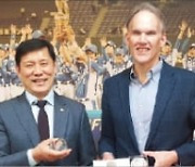 허구연 총재, 스몰 부사장과 회동..MLB 개막전 한국 개최 논의