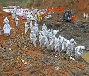 132명 숨진 中동방항공 추락.. "조종사 고의 가능성"